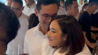 Rino Soedarjo terekam mencium kepala Gisel. Keduanya nampak tengah mesra-mesranya. Foto: dok. Instagram Naysila Mirdad. 