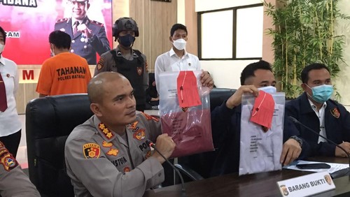 Kapolresta Mataram menunjukkan barang bukti dan tersangka pencabulan anak di Mapolresta Mataram