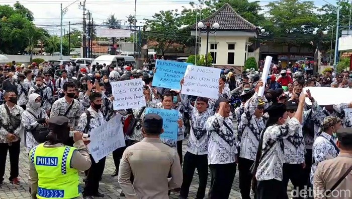 Guru honorer menggelar aksi di DPRD Brebes mempotes pembatalan formasi PPPK, Senin (7/11/2022).