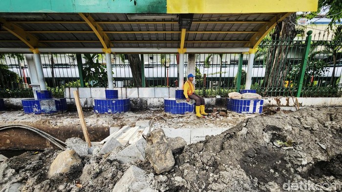 Harap Bersabar, Trotoar dan Saluran Air di Jl Medan Merdeka Timur Tengah Diperbaiki Proyek revitalisasi trotoar dan saluran air di Jl Medan Merdeka Timur, Gambir, Jakarta Pusat, tengah dikebut, Senin (7/11/2022). Begini progresnya.