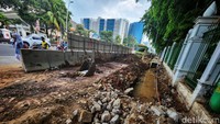 Warga berharap proyek ini cepat selesai.