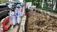 Dampak sementara adanya proyek ini yakni penyempitan jalan dan akses pejalan kaki terganggu.