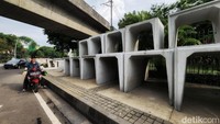 Selama proyek berlangsung, tumpukan material dan beberapa alat berat memenuhi satu lajur.