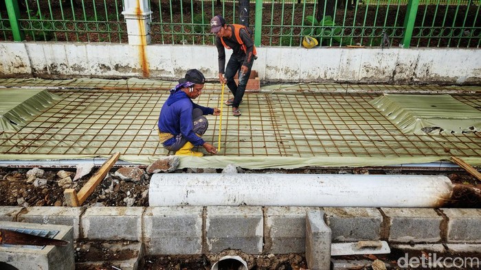 Harap Bersabar, Trotoar dan Saluran Air di Jl Medan Merdeka Timur Tengah Diperbaiki Proyek revitalisasi trotoar dan saluran air di Jl Medan Merdeka Timur, Gambir, Jakarta Pusat, tengah dikebut, Senin (7/11/2022). Begini progresnya.