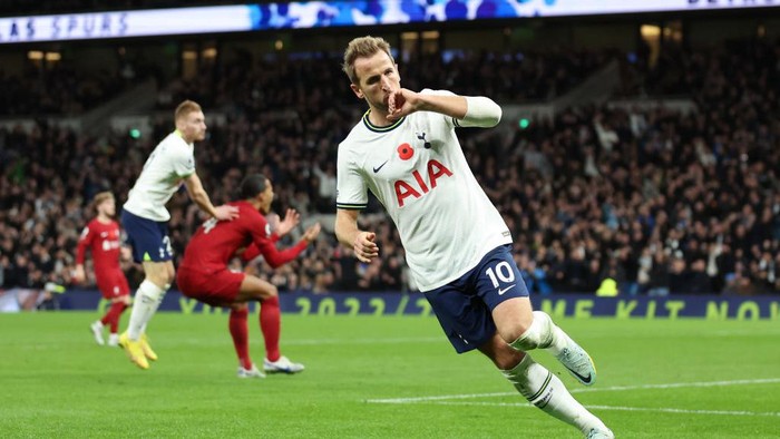 LONDON, ENGLAND - NOVEMBER 06: Harry Kane of Tottenham Hotspur celebrates after scoring their teams first goal during the Premier League match between Tottenham Hotspur and Liverpool FC at Tottenham Hotspur Stadium on November 06, 2022 in London, England. (Photo by Catherine Ivill/Getty Images)