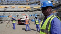 Kemudian para pekerja migran ini dilaporkan sulit mendapatkan upah yang layak. Dikutip dari business-humanrights.org, sejumlah pekerja mengakui bahwa mereka belum dibayar selama lebih dari satu tahun lamanya. (AP Photo/Hassan Ammar)