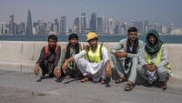 Dari semua kemegahan yang disajikan oleh Qatar untuk menggelar Piala Dunia 2022 itu, ada sejumlah catatan hitam terhadap para pekerja migran yang membangunan fasilitas tersebut. Mereka diduga dieksploitasi hingga menyebabkan ribuan korban jiwa. (AP Photo/Nariman El-Mofty)