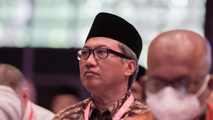 Ishaq Zubaedi Raqib adalah Jurnalis senior, partisipan R20 Pertama, Ketua LTN--Infokom dan Publikasi PBNU