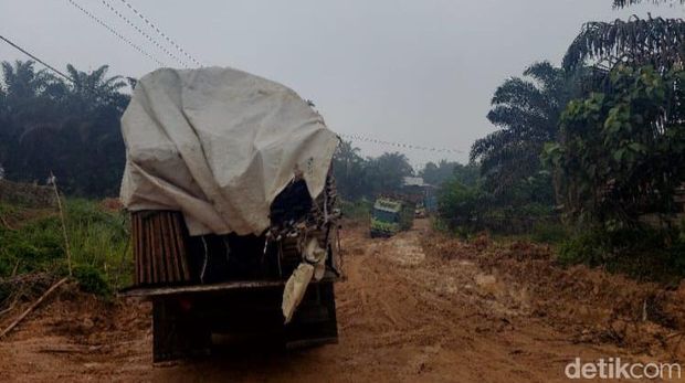 Jalan rusak di Indragiri Hilir, Riau.