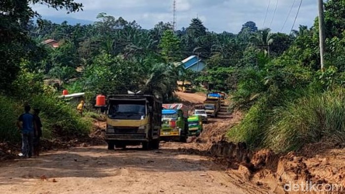 Jalan rusak di Indragiri Hilir, Riau.