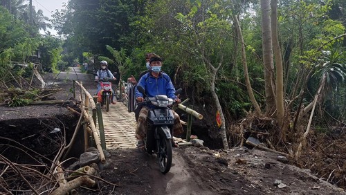 Jembatan darurat dari bambu yang dibangun secara swadaya oleh masyarakat Desa Jungutan, Karangasem, Bali.