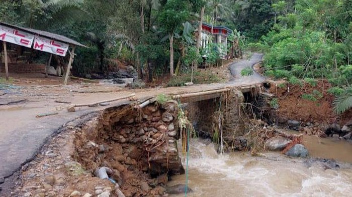 Jembatan Utama Munjungan-Dongko Trenggalek Nyaris Roboh dampak banjir
