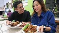 Sebelumnya, keduanya juga sering membuat konten bareng hingga diisukan berpacaran. Salah satunya momen saat makan bareng di warteg. Foto: YouTube Jerome Polin dan Jessica Jane