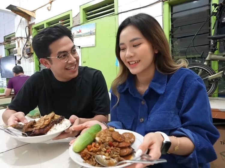 Kompaknya Jerome Polin dan Jessica Jane Mukbang Sate hingga Jajanan SD