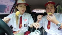 Selain itu, Jerome Polin dan Jessica Jane juga pernah mukbang makan makanan jaman SD. Bahkan keduanya kompak menggunakan seragam SD juga. Foto: YouTube Jerome Polin dan Jessica Jane