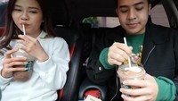 Ini adalah konten pertama Jerome Polin dan Jessica Jane. Saat menikmati minuman favoritnya, keduanya masih tampak malu-malu. Foto: YouTube Jerome Polin dan Jessica Jane