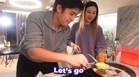 Namun lama kelamaan, keduanya tampak akrab. Bahkan sering membuat konten memasak bareng. Seperti yang terlihat pada momen ini. Foto: YouTube Jerome Polin dan Jessica Jane