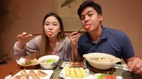 Ternyata Jerome Polin dan Jessica Jane sama-sama pecinta makanan Jepang. Karenanya mereka kompak pesan sashimi saat mampir di restoran Jepang. Foto: YouTube Jerome Polin dan Jessica Jane