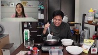 Setelah kenal lama, keduanya seolah tak bisa terpisahkan. Saat membuat konten memasak, Jerome Polin pun turut ditemani Jessica Jane lewat video call. Foto: YouTube Jerome Polin dan Jessica Jane