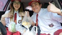 Jerome Polin dan Jessica Jane beli beberapa jajanan jaman SD, seperti leker aneka rasa hingga telur gulung. Foto: YouTube Jerome Polin dan Jessica Jane
