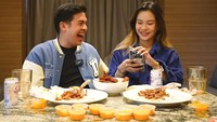 Jerome Polin dan Jessica Jane berhasil membuat banyak orang iri setelah membuat konten bersama dengan para personel NCT 127. Foto: YouTube Jerome Polin dan Jessica Jane