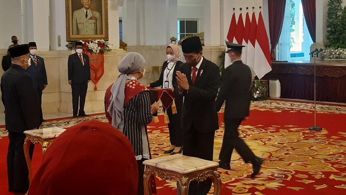 Jokowi Anugerahkan Pahlawan Nasional ke dr Soeharto hingga Ahmad Sanusi