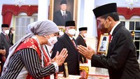 Presiden Joko Widodo menyapa keluarga almarhum Dr. dr. H.R. Soeharto. Ia adalah dokter pribadi Ir Soekarno sebelum kemerdekaan. dr Soeharto menghembuskan nafas terakhirnya di usia ke-91, tepatnya pada 30 November tahun 2000. ANTARA FOTO/Akbar Nugroho Gumay