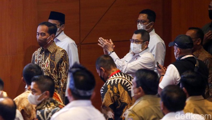 Jokowi Hadiri Peringatan HUT Partai Perindo Presiden Jokowi menghadiri HUT ke-8 Partai Perindo. Jokowi mengingatkan partai lain hati-hati dengan popularitas dan elektabilitas Perindo yang kini meningkat.