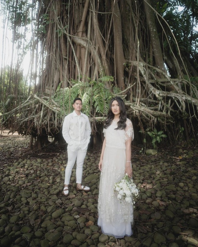 Kaesang mengenakan kemeja putih dengan detail bordiran. Putra bungsu Presiden Joko Widodo ini memadukannya dengan skinny jeans putih dan sepatu loafers cokelat-putih.  Foto: dok. IG Kaesang Pangarep