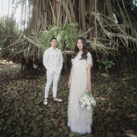 Kaesang mengenakan kemeja putih dengan detail bordiran. Putra bungsu Presiden Joko Widodo ini memadukannya dengan skinny jeans putih dan sepatu loafers cokelat-putih.  Foto: dok. IG Kaesang Pangarep