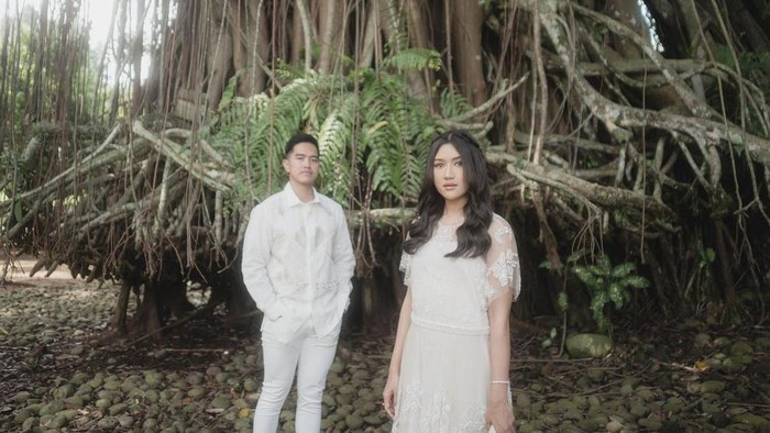Kaesang Pangarep posting foto prewed bareng Erina Gudono di depan pohon beringin