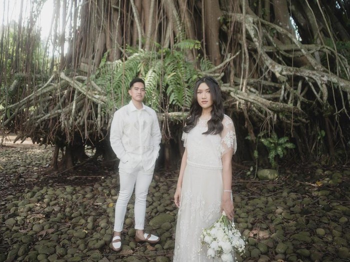 Kaesang Pangarep posting foto prewed bareng Erina Gudono di depan pohon beringin Kaesang Pangarep posting foto prewed bareng Erina Gudono di depan pohon beringin