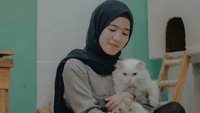 Snowbell Cat Cafe menjadi kafe kucing pertama dan satu-satunya di Makassar. Selain camilan dan minuman yang enak, kucing-kucing ras yang lucu menjadi daya tarik bagi pelanggan di sini. Foto: Instagram