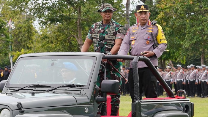 Kapolri Jenderal Listyo Sigit Prabowo bersama Panglima TNI Jenderal Andika Perkasa dalam apel gelar pasukan Operasi Puri Agung 2022 dalam rangka pengamanan puncak forum KTT G20. (dok Polri)
