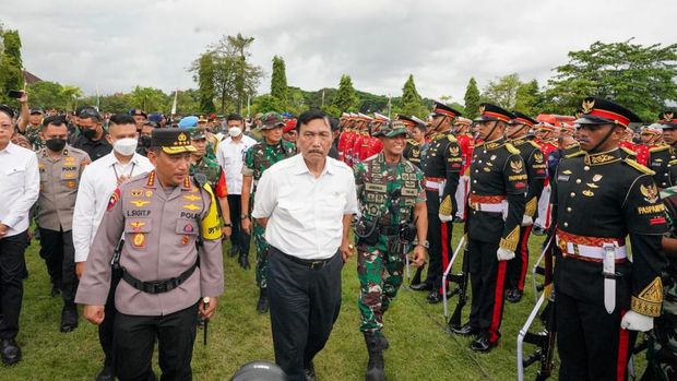 Kapolri Jenderal Listyo Sigit Prabowo bersama Panglima TNI Jenderal Andika Perkasa dalam apel gelar pasukan Operasi Puri Agung 2022 dalam rangka pengamanan puncak forum KTT G20. (dok Polri)