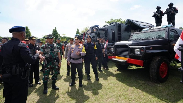 Kapolri Jenderal Listyo Sigit Prabowo bersama Panglima TNI Jenderal Andika Perkasa memimpin apel gelar pasukan Operasi Puri Agung 2022.