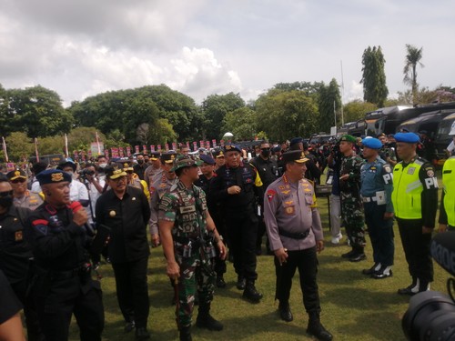 Kapolri Jenderal Listyo Sigit Prabowo bersama Panglima TNI Jenderal Andika Perkasa saat mengecek peralatan pengamanan di Lapangan Niti Mandala Renon, Senin (7/11/2022). (Foto: Nuranda Indrajaya/DetikBali)