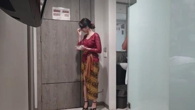 Kasus kebaya merah viral memasuki babak baru. Setelah sempat diselidiki oleh polisi, pemeran wanita kebaya merah dalam video tersebut sudah ditangkap.