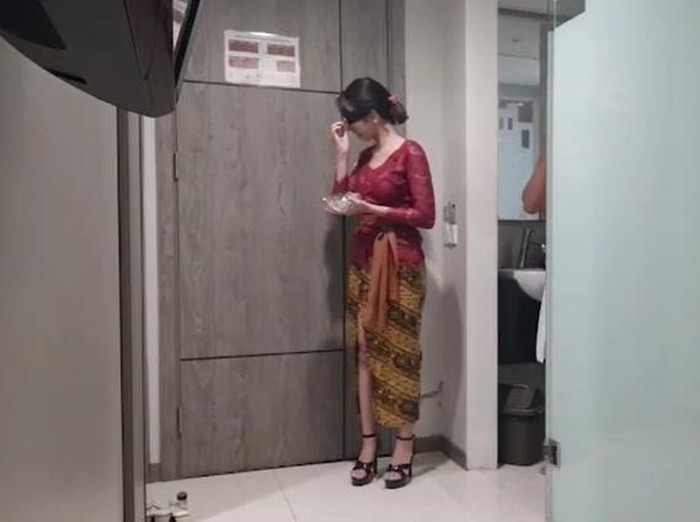 Kasus kebaya merah viral memasuki babak baru. Setelah sempat diselidiki oleh polisi, pemeran wanita kebaya merah dalam video tersebut sudah ditangkap.