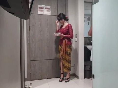 Kasus kebaya merah viral memasuki babak baru. Setelah sempat diselidiki oleh polisi, pemeran wanita kebaya merah dalam video tersebut sudah ditangkap.