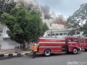 Kebakaran di Balai Kota Bandung Makin Besar, Ini Penampakannya