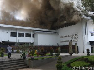 Kebakaran di Balai Kota Bandung, Kepulan Asap Membubung Tinggi