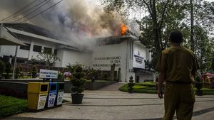 Penampakan Kobaran Api yang Lalap Balai Kota Bandung