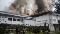 Kobaran api melalap bagian atas Gedung Bapelitbang. Api diduga muncul dari lantai dua gedung bagian kiri.