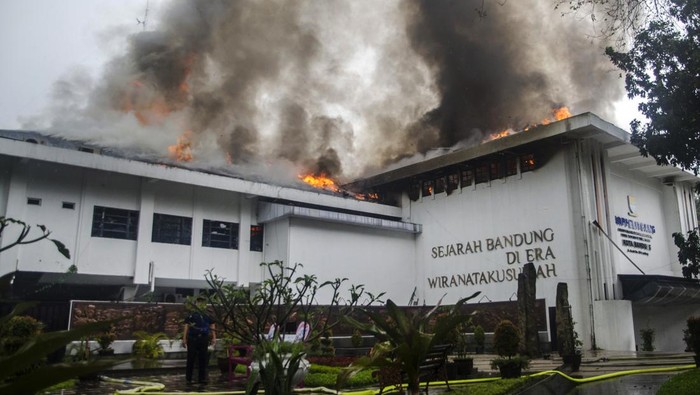Sejumlah aparatur sipil negara menyelamatkan barang-barang dari lokasi kebakaran gedung Pemerintah Kota (Pemkot) Bandung di Balai Kota Bandung, Jawa Barat, Senin (7/11/2022). Kebakaran tersebut diduga diakibatkan oleh percikan api saat perbaikan bangunan sehingga menghanguskan gedung Bappelitbang di area perkantoran Pemkot Bandung. ANTARA FOTO/Novrian Arbi/wsj.