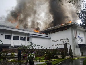 2 Jam Api Berkobar di Balai Kota Bandung