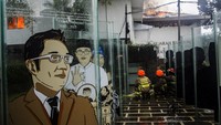 Petugas Damkar berusaha memadamkan api yang membakar Gedung Bapelitbang.
