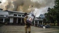 Kobaran api membesar lantaran melahap area dalam gedung itu yang banyak terdapat bahan mudah terbakar, seperti kayu arsip kantor.