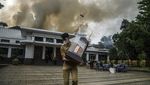 Penampakan Kobaran Api yang Lalap Balai Kota Bandung