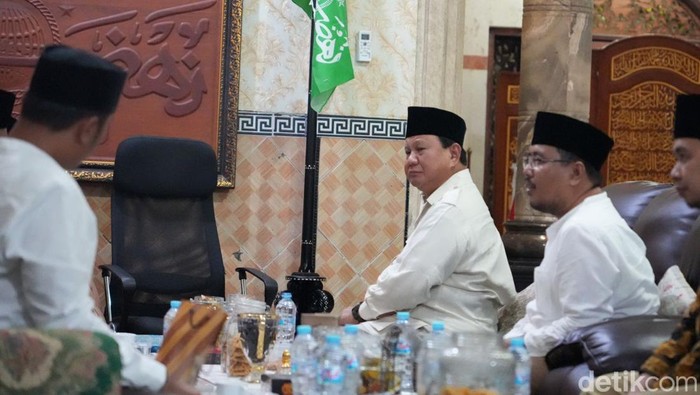 Ketua DPD Gerindra Jatim Anwar Sadad saat menemani Ketum Gerindra Prabowo Subianto